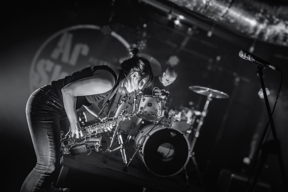 Une saxophoniste et un batteur en concert chez Ar-Skewell